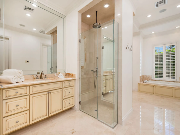 Luxury Vacation Residence in Palm Beach - Steps to Beach with Fire Place & Pool